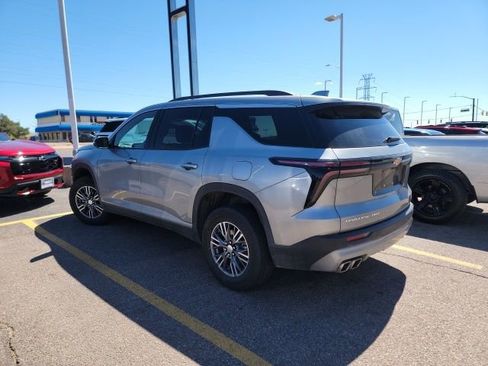Used 2025 Chevrolet Traverse LT image 6