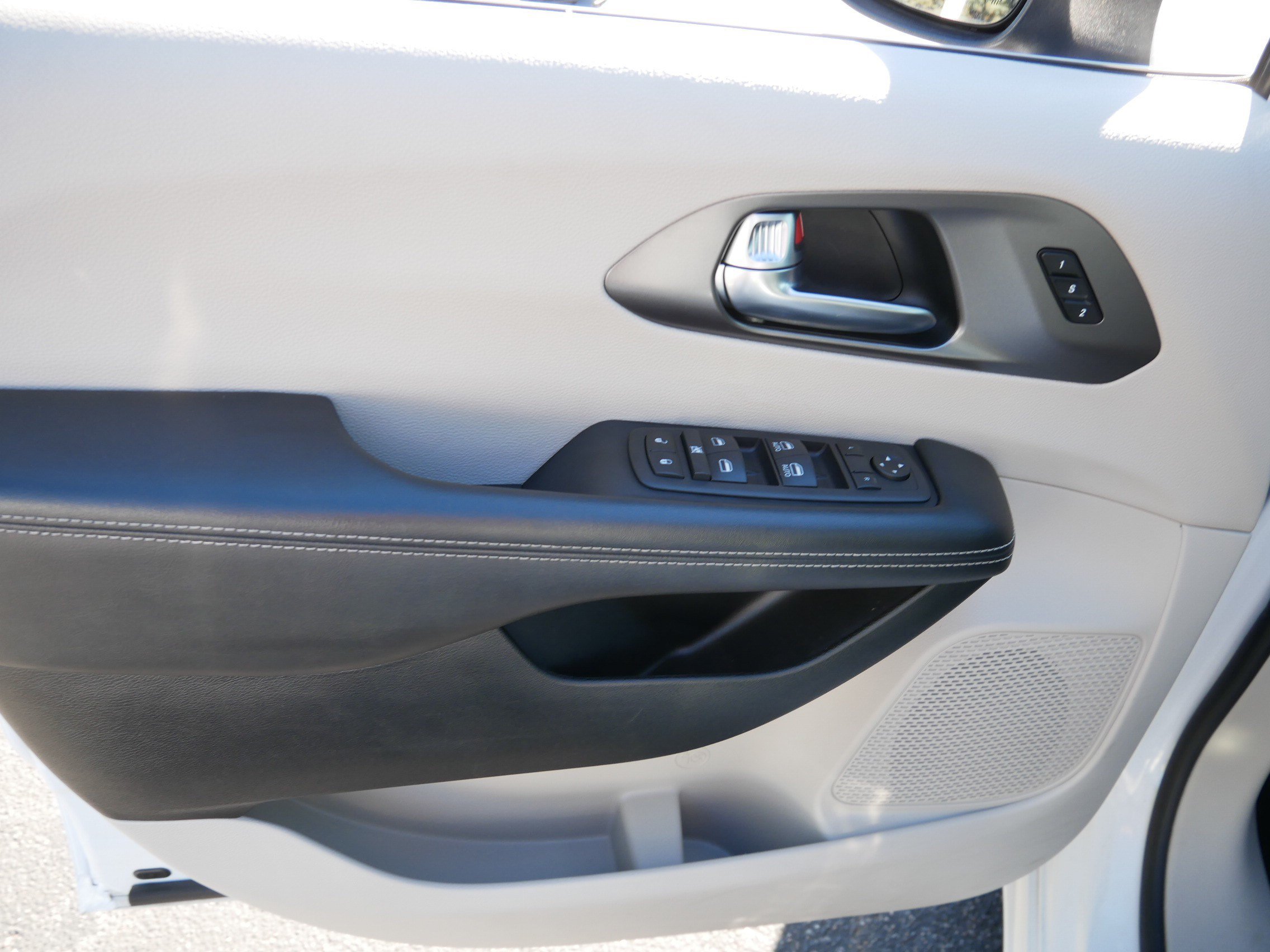 Used 2023 Chrysler Pacifica Touring-L FWD image 19