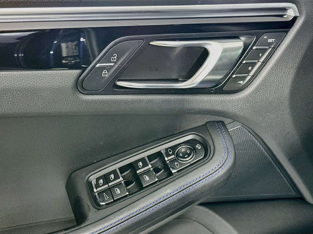 Certified 2024 Porsche Macan AWD/4WD image 20