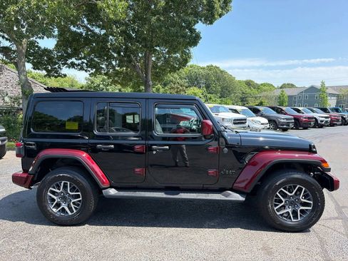 Used 2025 Jeep Wrangler Unlimited Sahara AWD/4WD image 8