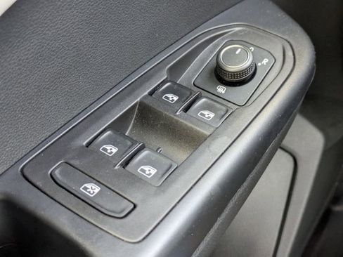 Certified 2025 Volkswagen Taos SE FWD image 25