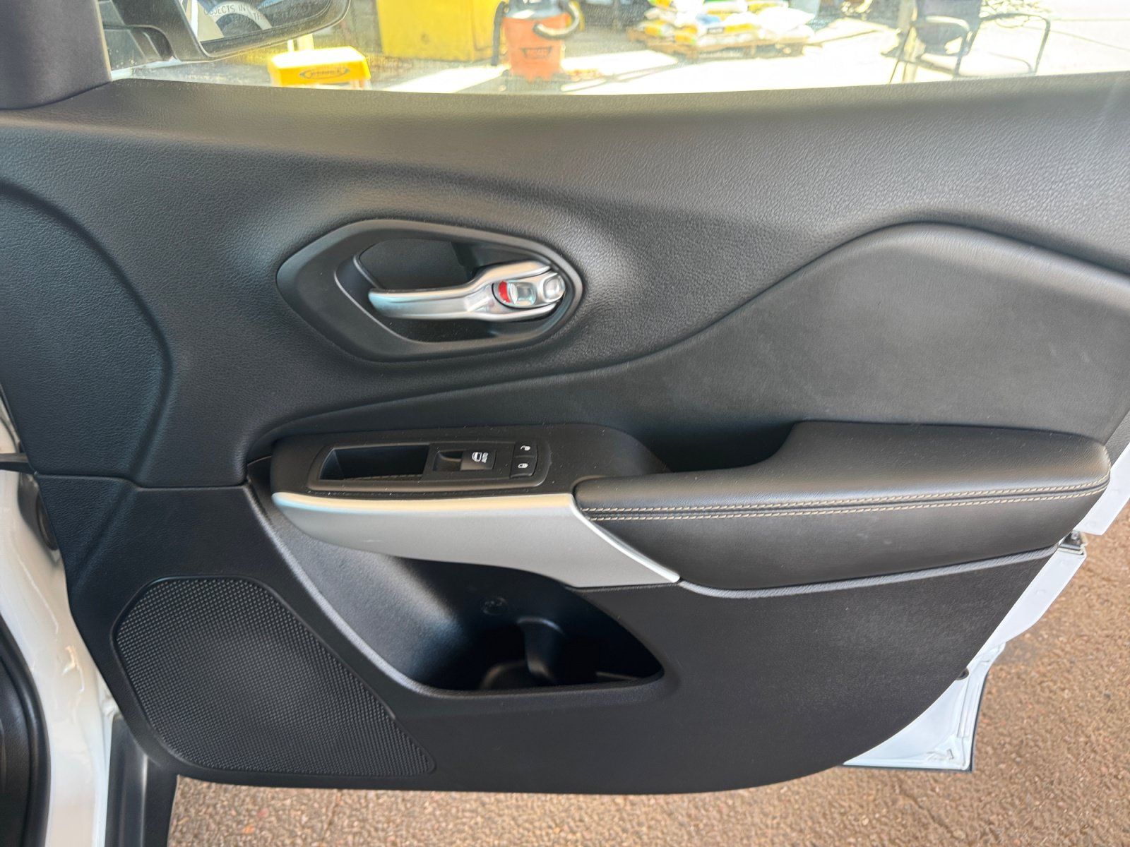 Used 2018 Jeep Cherokee Latitude Plus w/ Comfort/Convenience Group FWD image 29