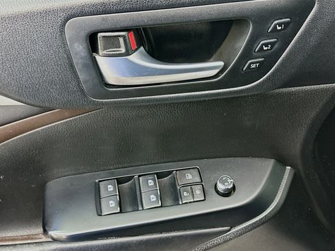 Used 2018 Toyota Highlander Limited w/ Carpet Mat Package (TMS) image 15