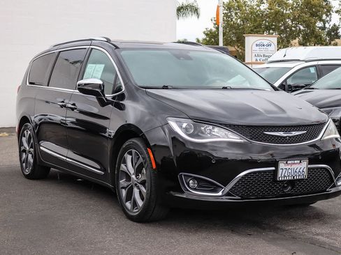 Used 2017 Chrysler Pacifica Limited FWD image 3