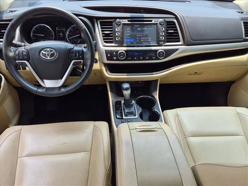 Used 2019 Toyota Highlander XLE AWD/4WD image 17
