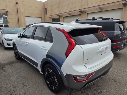 Used 2023 Kia Niro Wave FWD image 2