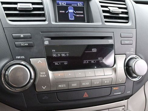 Used 2012 Toyota Highlander SE w/ Tow Pkg FWD image 21