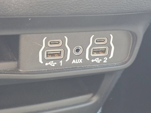 Used 2024 Chrysler Pacifica Limited FWD image 5