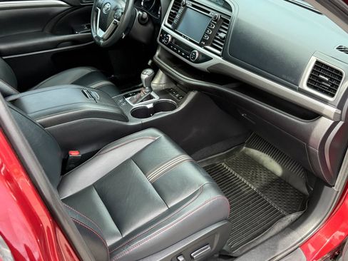 Used 2019 Toyota Highlander SE w/ Nightshade Edition image 12