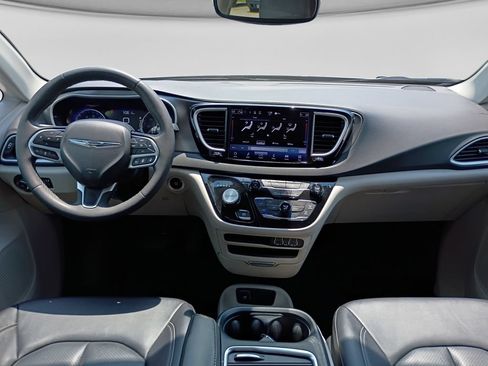 Used 2024 Chrysler Pacifica Touring-L FWD image 23