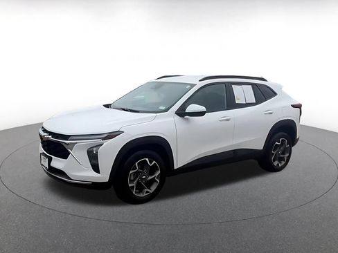 Used 2025 Chevrolet Trax LT FWD image 8