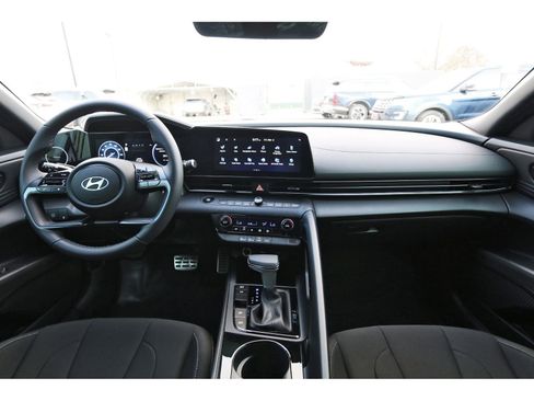 Certified 2025 Hyundai Elantra SEL FWD image 11
