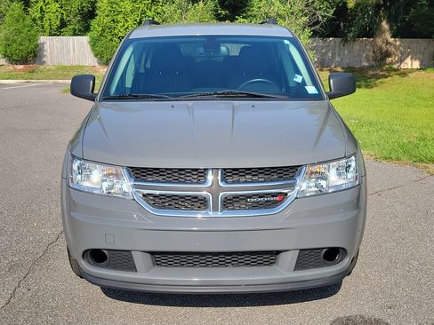 Used 2020 Dodge Journey SE w/ SE Popular Equipment Group FWD image 2