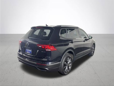 Certified 2022 Volkswagen Tiguan SE w/ Panoramic Sunroof Package AWD/4WD image 7