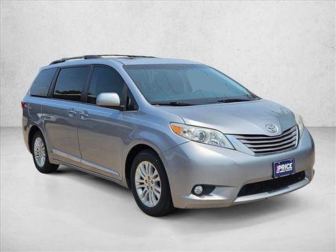 Used 2015 Toyota Sienna XLE FWD image 3