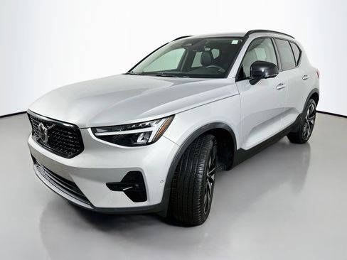 Used 2025 Volvo XC40 B5 Plus AWD/4WD image 3