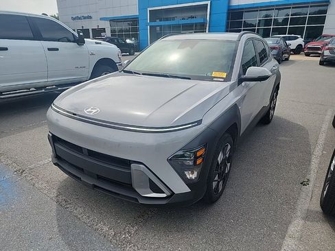 Used 2025 Hyundai Kona SEL FWD image 2