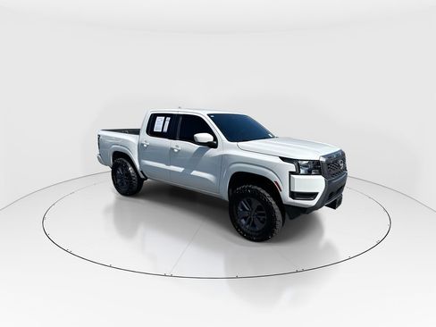 Used 2025 Nissan Frontier SV AWD/4WD image 2