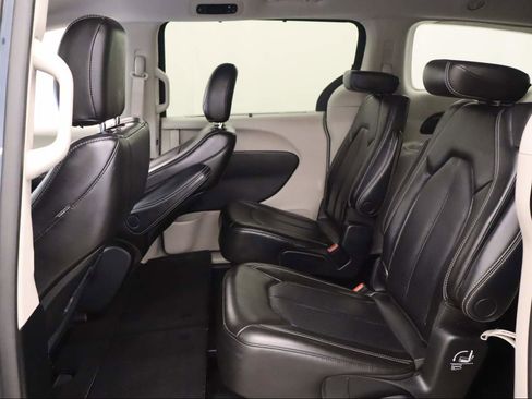 Used 2023 Chrysler Pacifica Touring-L FWD image 17