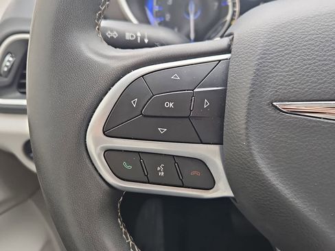 Used 2023 Chrysler Pacifica Touring-L FWD image 23