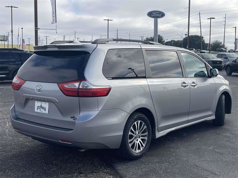 Used 2018 Toyota Sienna XLE image 3