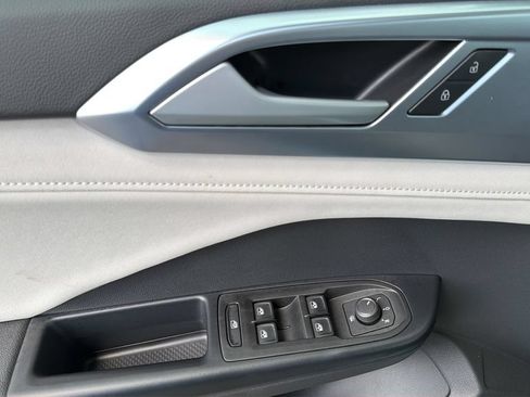 New 2026 Volkswagen Taos SE FWD image 21