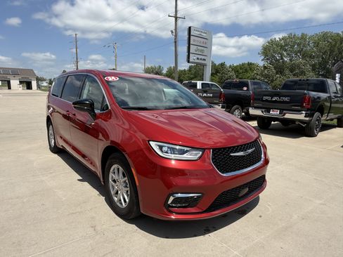 Used 2024 Chrysler Pacifica Touring-L FWD image 37