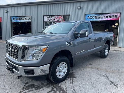 Used 2017 Nissan Titan SV image 3