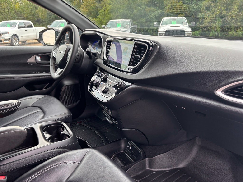 Used 2025 Chrysler Pacifica Select FWD image 15