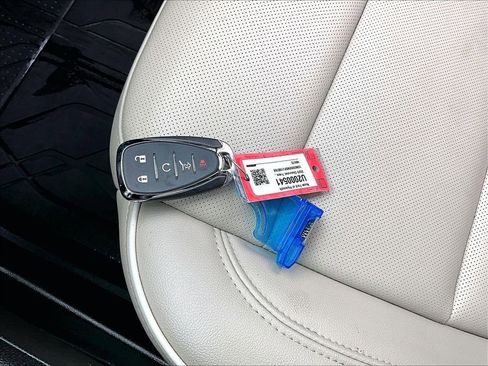 Used 2023 Chevrolet Traverse Premier image 32