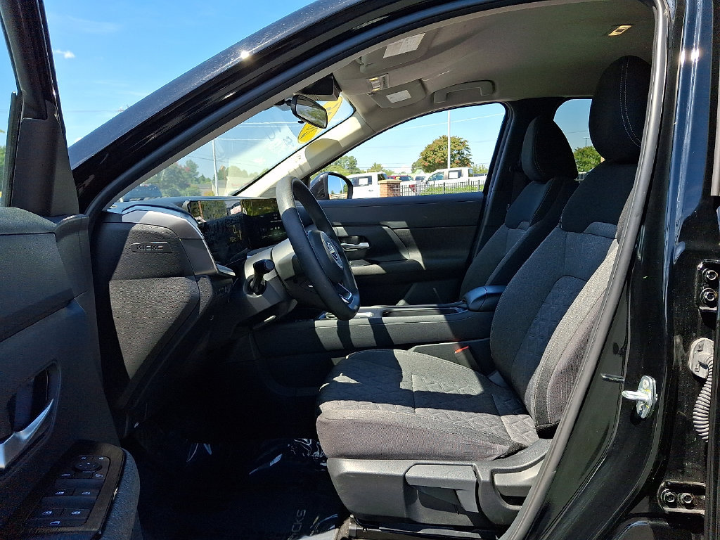 Used 2025 Nissan Kicks SV FWD image 13