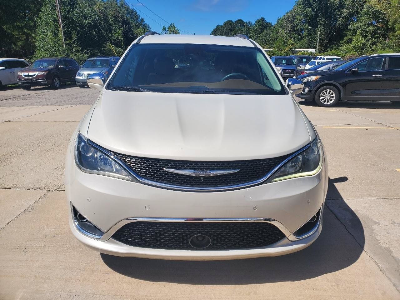 Used 2017 Chrysler Pacifica Limited FWD image 2