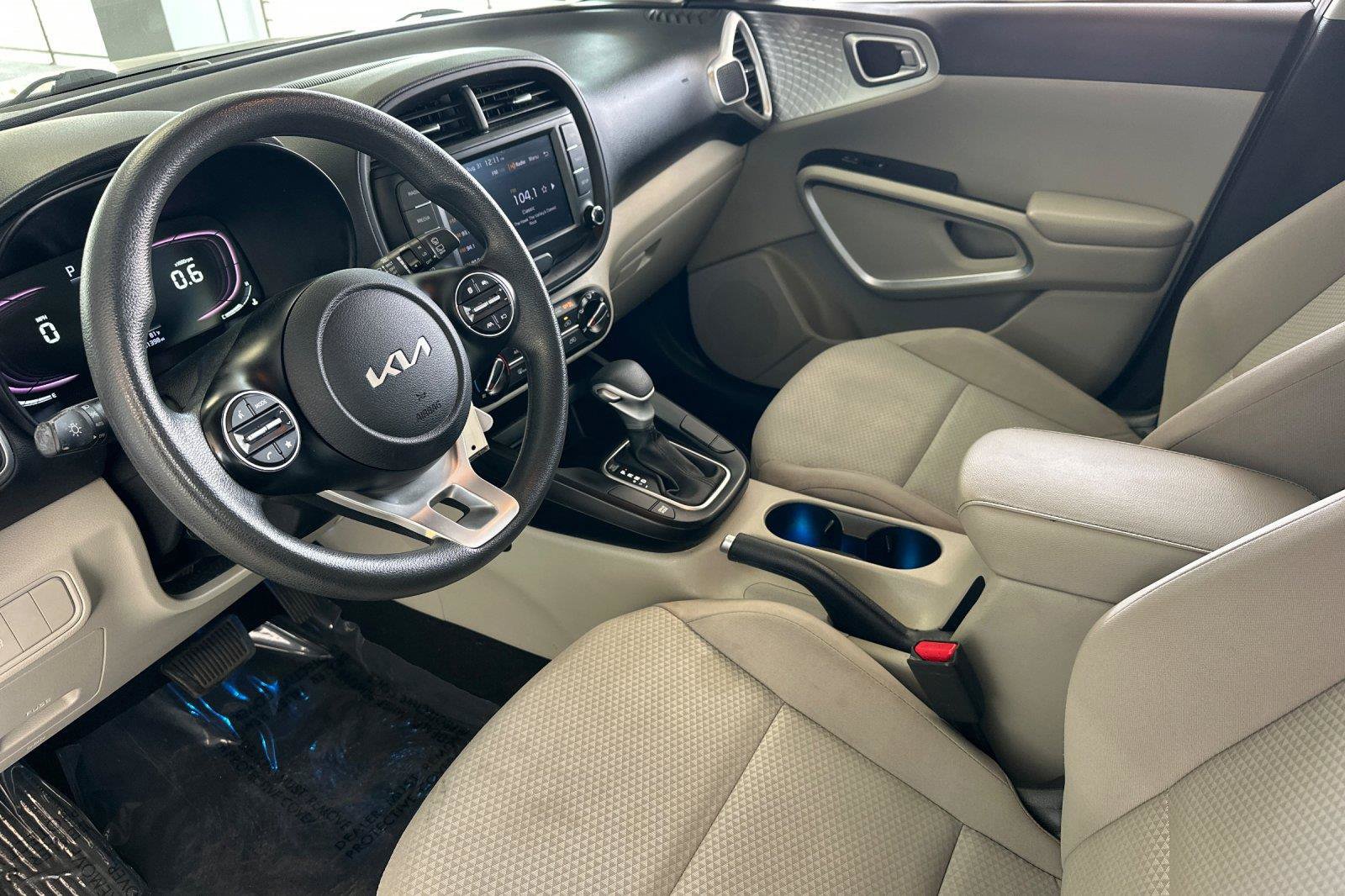 Used 2023 Kia Soul LX w/ LX Technology Package FWD image 9