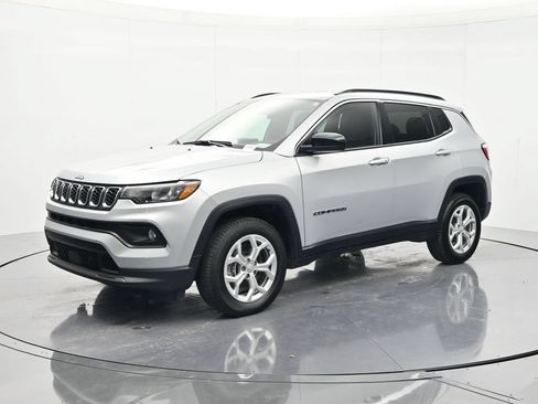 Used 2024 Jeep Compass Latitude AWD/4WD image 1