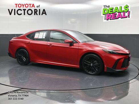 Used 2025 Toyota Camry SE FWD image 1