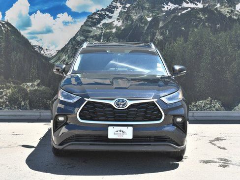 Used 2021 Toyota Highlander XLE AWD/4WD image 5