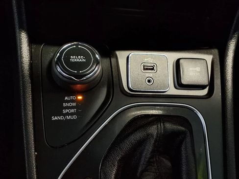 Used 2019 Jeep Cherokee Limited w/ Luxury Group AWD/4WD image 23