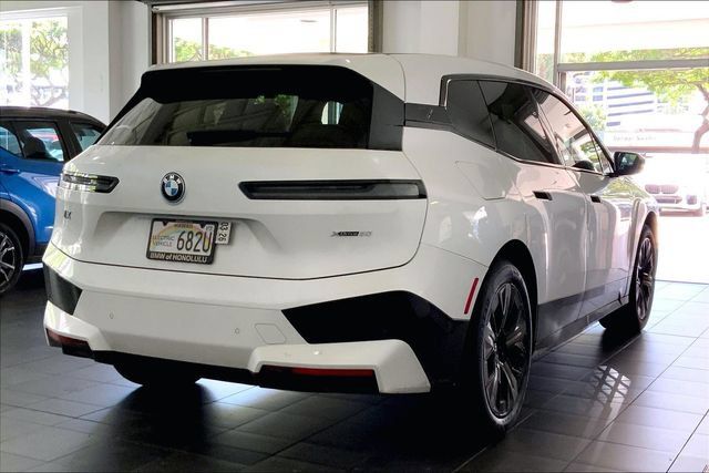 Used 2024 BMW iX xDrive50 w/ Premium Package AWD/4WD image 6