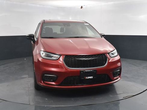 New 2026 Chrysler Pacifica Select image 2