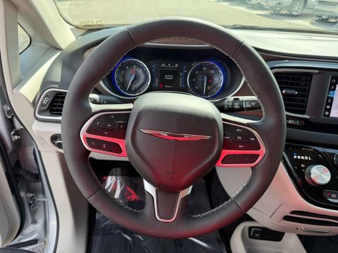 Used 2022 Chrysler Voyager LX image 23