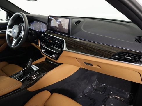 Used 2023 BMW 530e xDrive w/ M Sport Package image 9