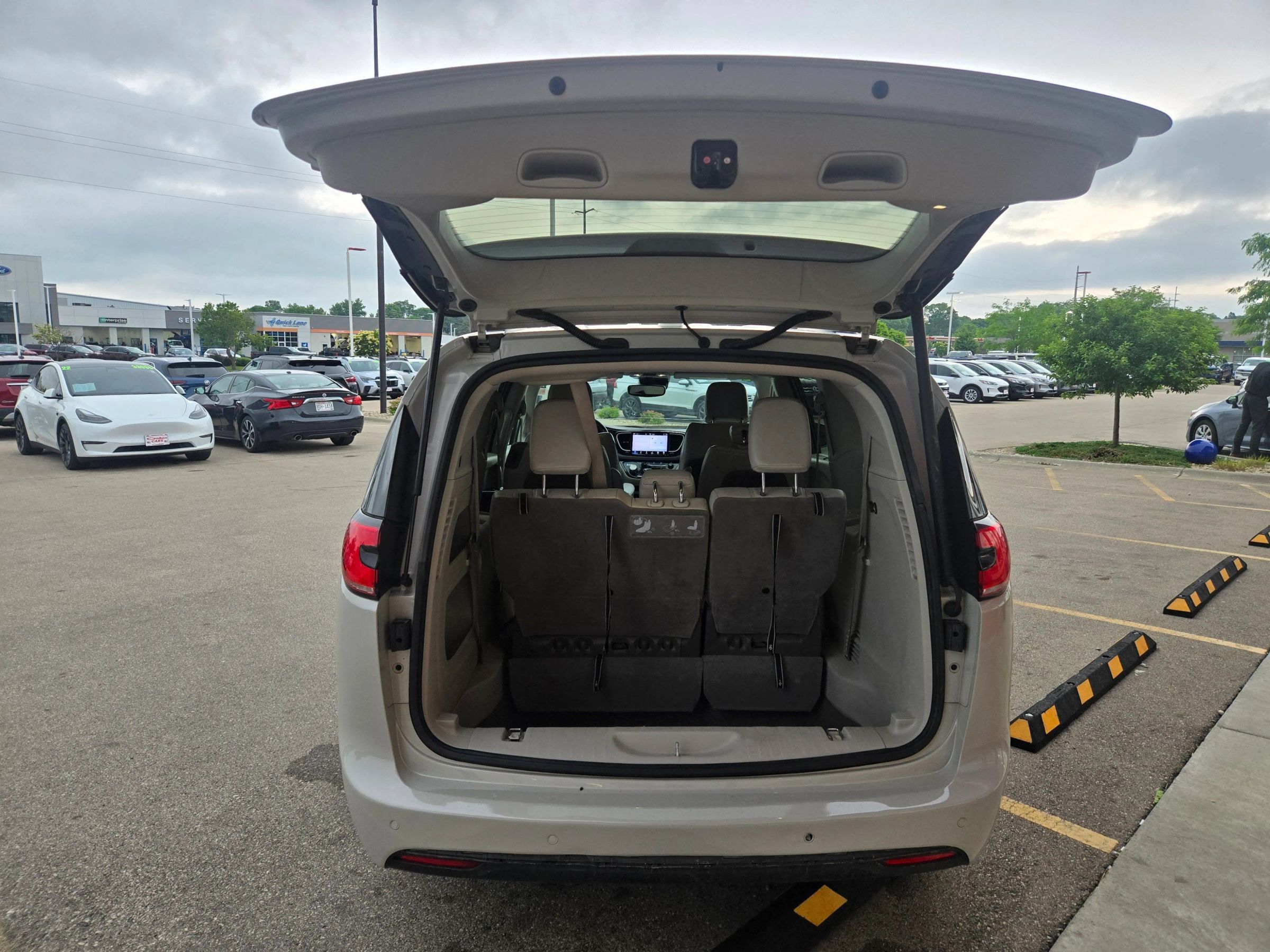 Used 2021 Chrysler Pacifica Touring-L FWD image 7