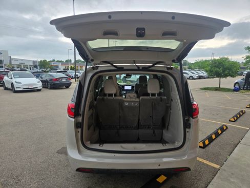 Used 2021 Chrysler Pacifica Touring-L FWD image 7