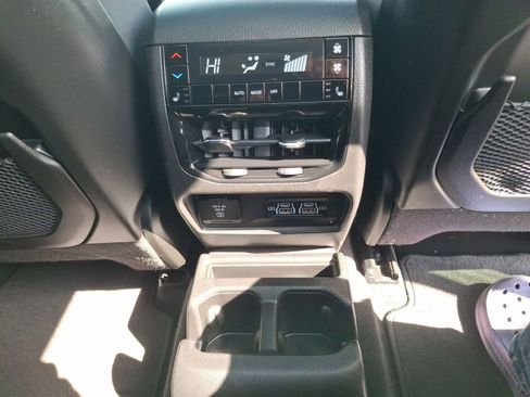 Used 2022 Jeep Grand Cherokee L Limited w/ Luxury Tech Group II image 13