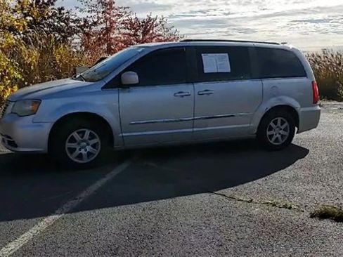 Used 2011 Chrysler Town & Country Touring image 4