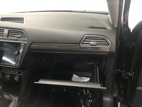 Used 2024 Volkswagen Tiguan SE image 35