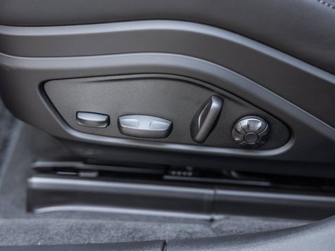 Used 2025 Porsche Panamera image 25