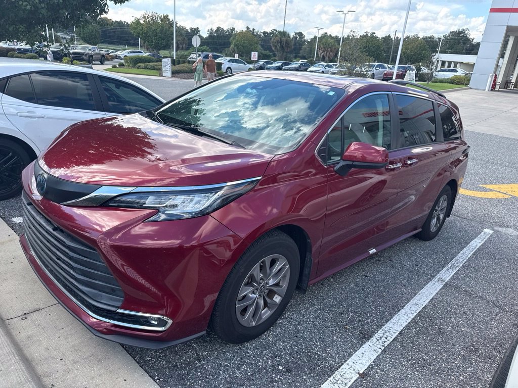 Used 2022 Toyota Sienna XLE FWD image 1