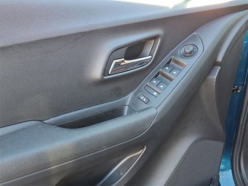 Used 2020 Chevrolet Trax LT image 13