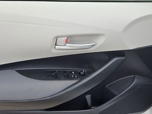 Used 2021 Toyota Corolla LE FWD image 19